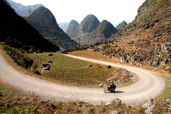 Slingerend door het landschap van Vietnam